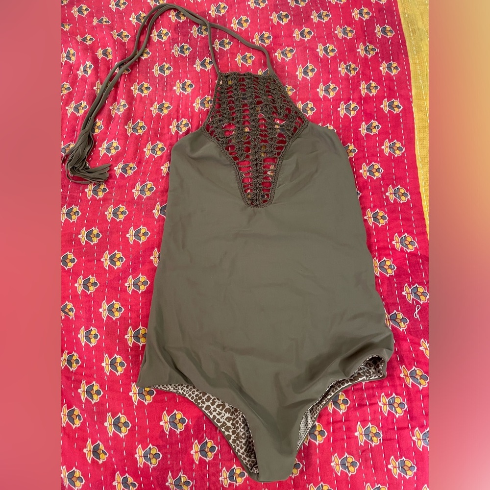 NICE EUC Acacia Teahupoo Size Small